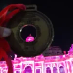 Medalha de partipação da Noite Run, ao fundo Museu do Paço em Porto Alegre