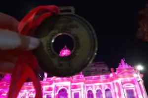 Medalha de partipação da Noite Run, ao fundo Museu do Paço em Porto Alegre